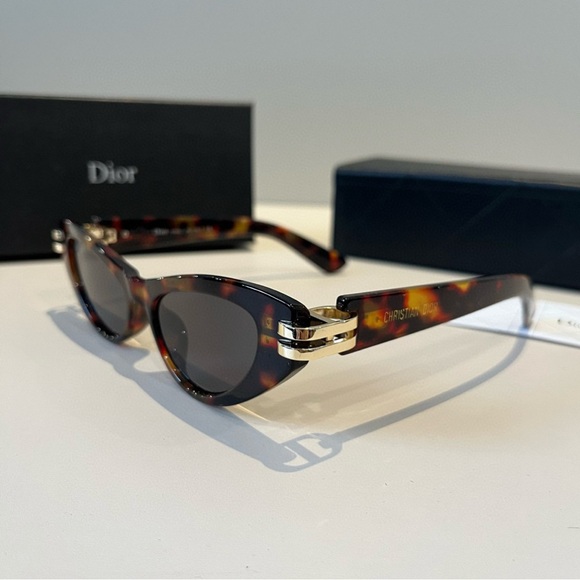 Dior Tortoiseshell Cat-Eye Sunglasses with Black Lenses - Picture 4 of 8